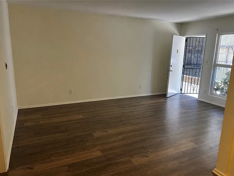 5753 Lexington Ave — Photo 7