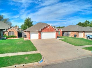 2317 NE 7th St, Moore, OK 73160
