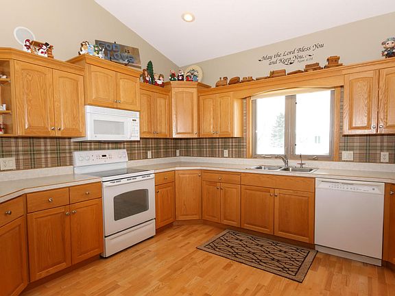 2nd image of 907 Amanda Ln