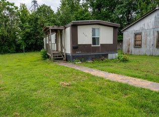 716 West St, Flora, IL 62839