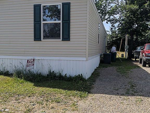 3rd image of 728 Larimore Cir
