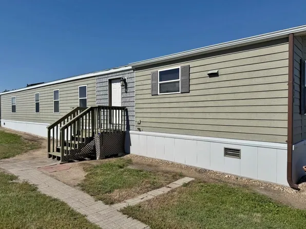 4028 Blue Bell Dr, Minot, ND 58701