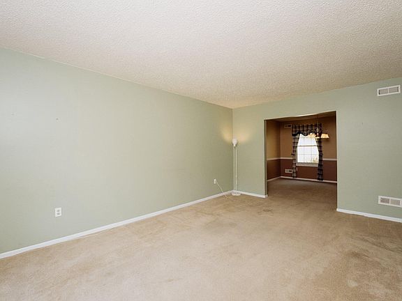 4th image of 28 Cherry Cir