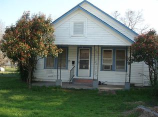 915 W 8th St, Bonham, TX 75418