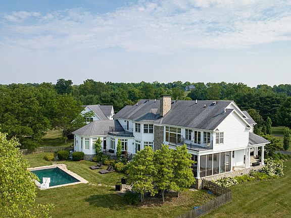 4th image of 525 Lucas Ln