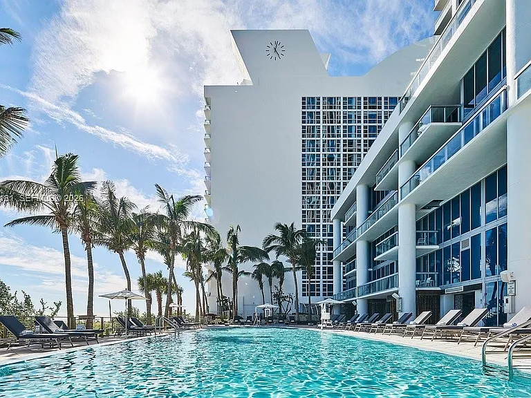 6801 Collins Ave #LPH05 — Photo 37