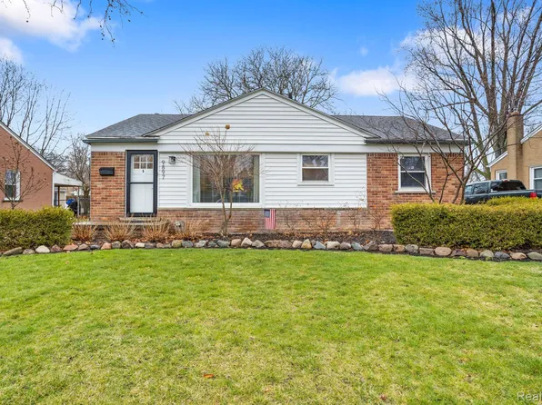 9897 Hillcrest St, Livonia, MI 48150