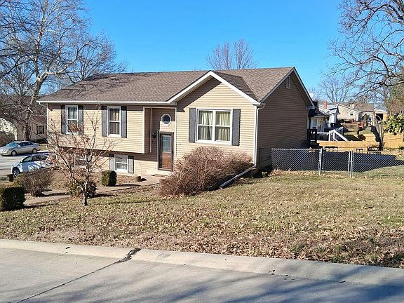 2nd image of 825 Wilshire Pl