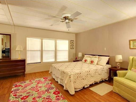 5th image of 1426 Gardenia Dr