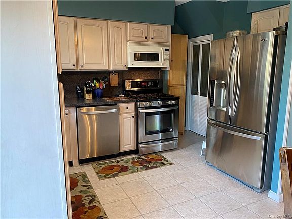 4th image of 2522 Mickle Ave