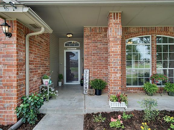 3rd image of 909 Oak Creek Dr