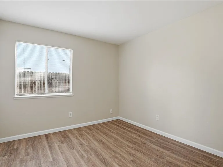 604 Hovey Way — Photo 16