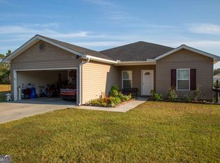 469 Lakeside Cir, Baxley, GA 31513