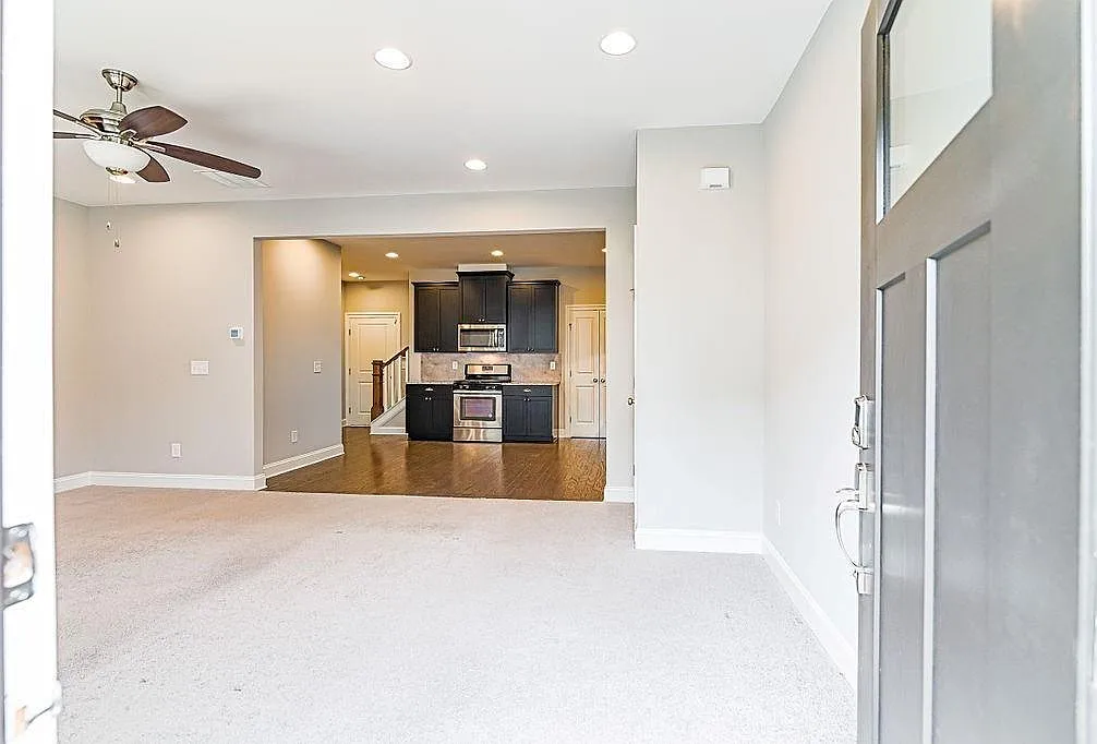 3 bed, 2.5 bath, 1156 sqft, $2,950 — Photo 3