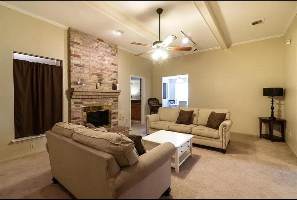 4 bed, 2.5 bath, 2385 sqft, $2,025 — Photo 2
