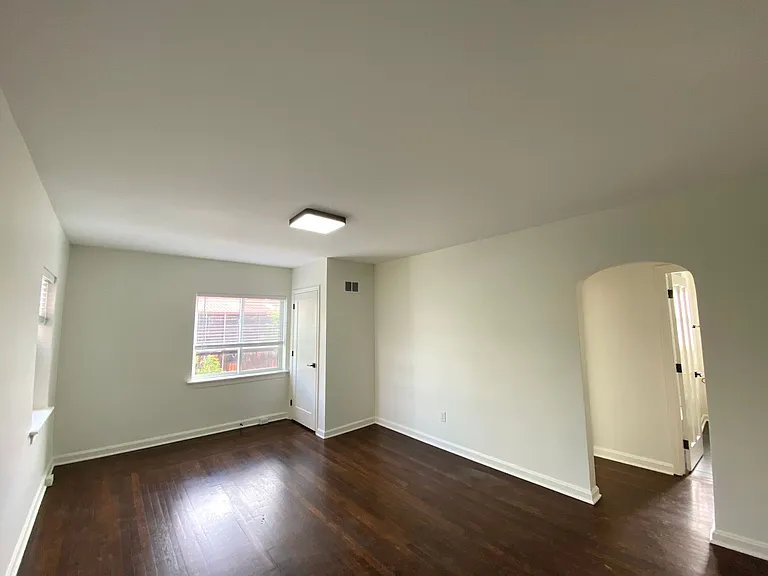 2621-2623 Woodburn Ave. — Photo 6