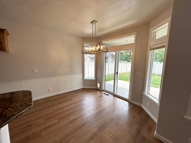 562 N Paddington Pl — Photo 4
