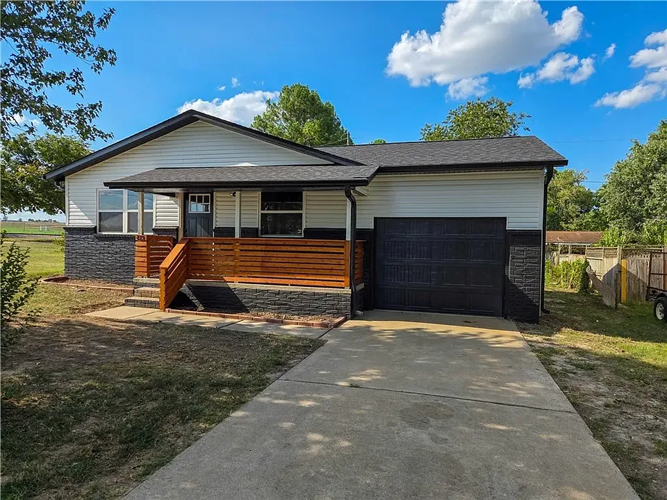 412 W Swallow Cir