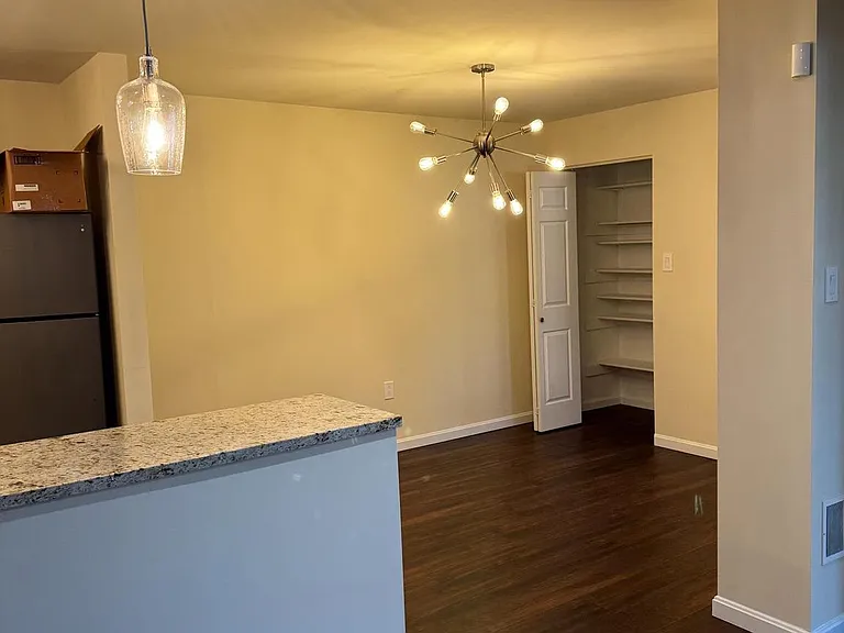 168 Valley Greene Cir #168 — Photo 3