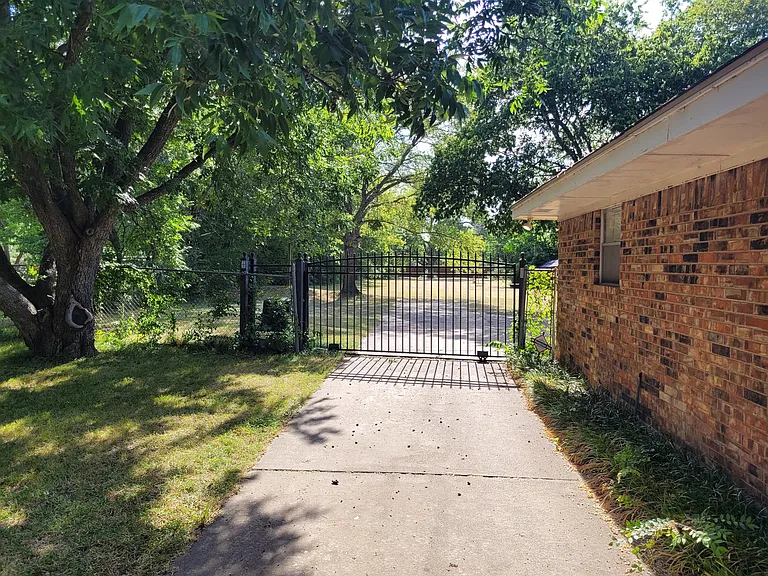 3000 Monties Ln — Photo 4