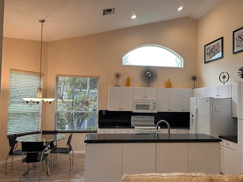 3 bed, 2.0 bath, 1936 sqft, $4,500 — Photo 4