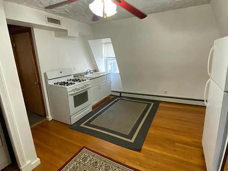 842 E 4th St #3 — Photo 5