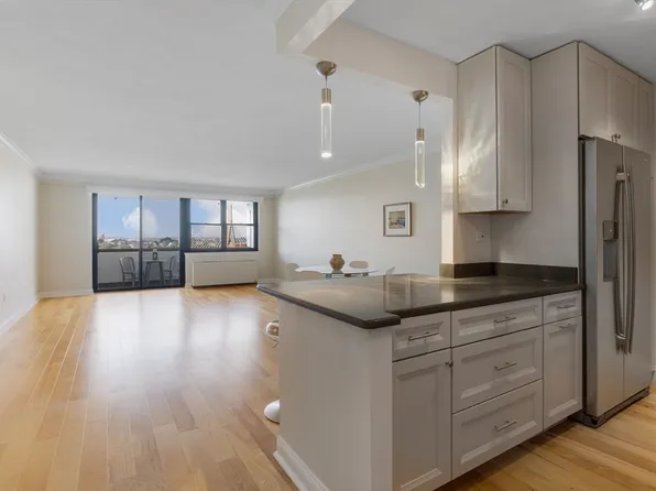 8 Whittier Pl APT 15A, Boston, MA 02114