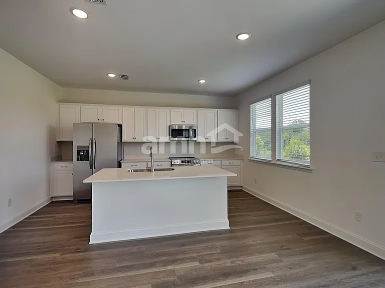 1124 Livengood Way — Photo 3