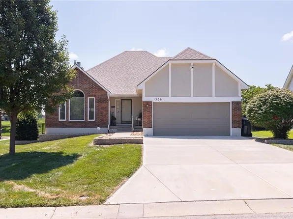1306 SW Stonecreek Dr, Blue Springs, MO 64015
