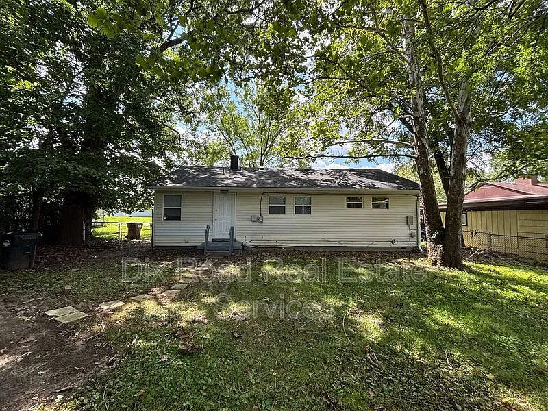 3 bed, 1.0 bath, 984 sqft, $1,195 — Photo 3