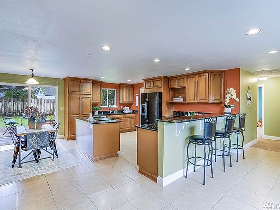 Bar Height eating bar provides versatility.