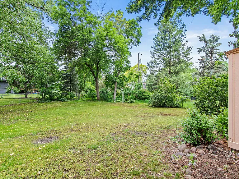 3225 Lanewood Ln N — Photo 34