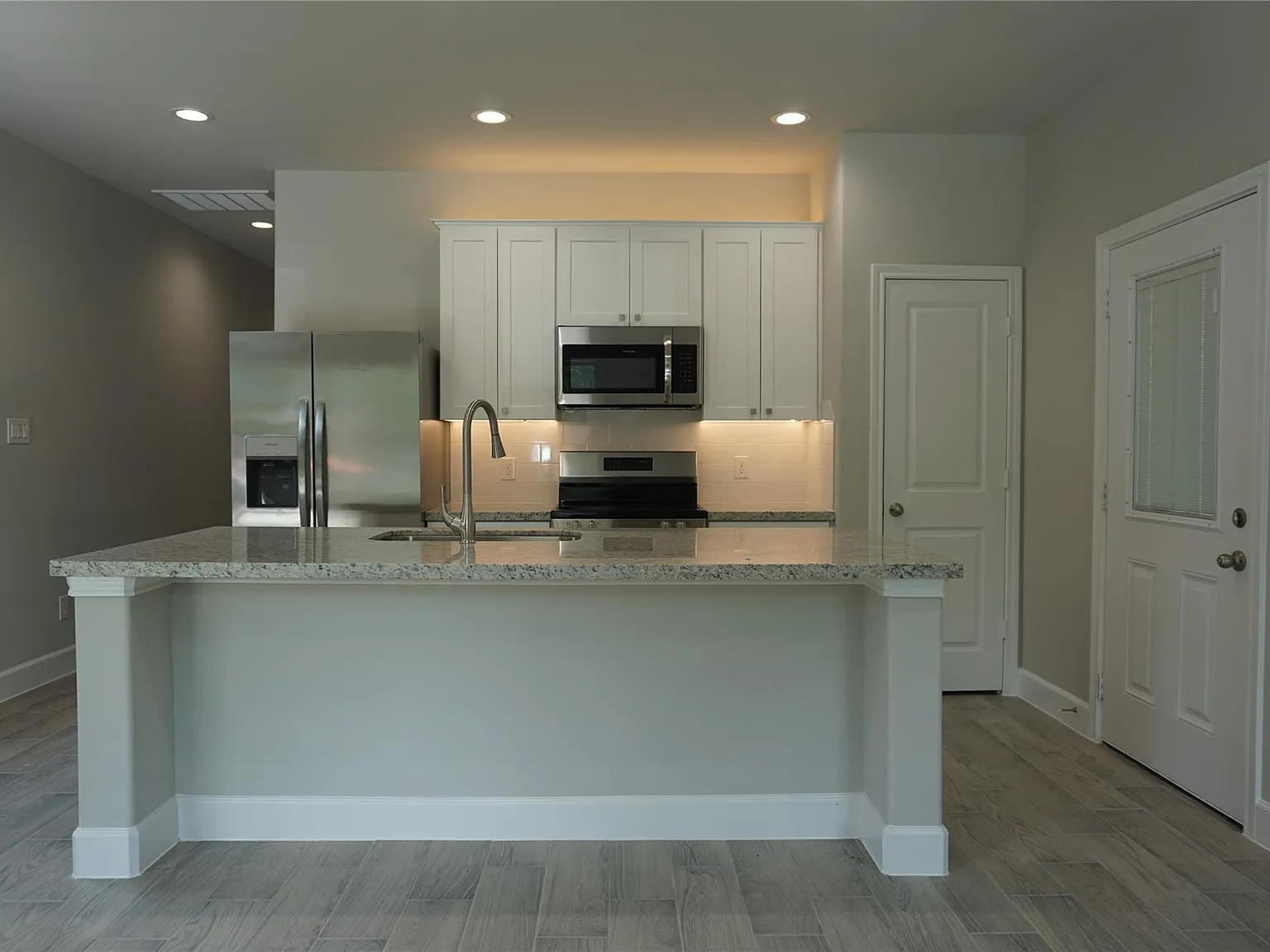 2 bed, 2.0 bath, 949 sqft, $1,350 — Photo 4