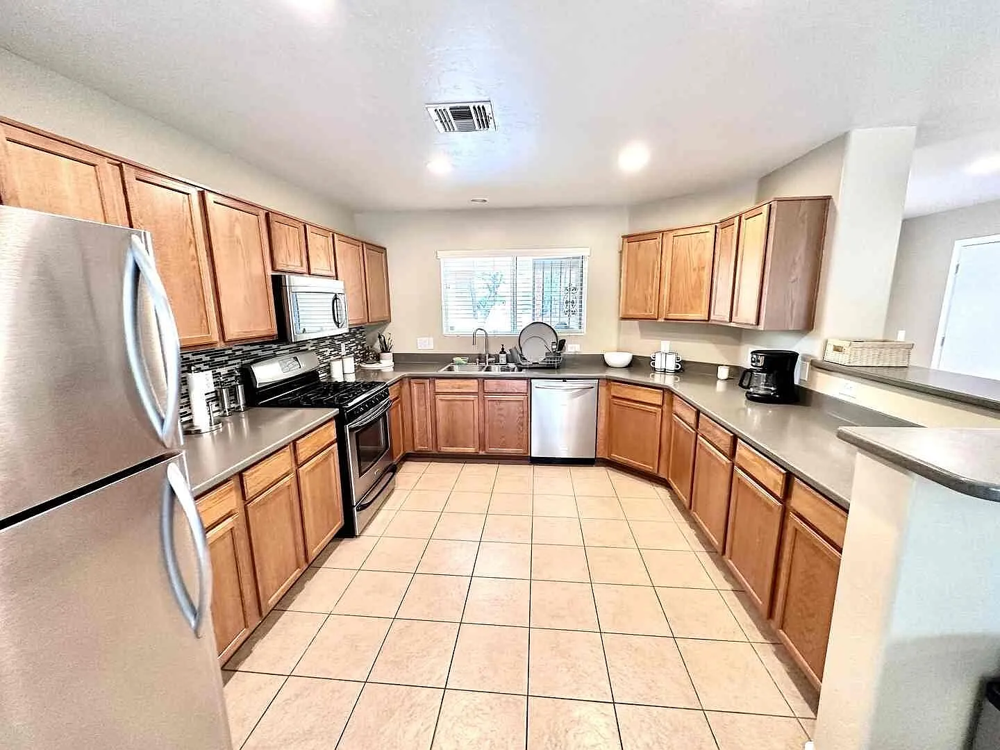 Furnished 4 bedroom 2.5 bath, North Tucson — Photo 2