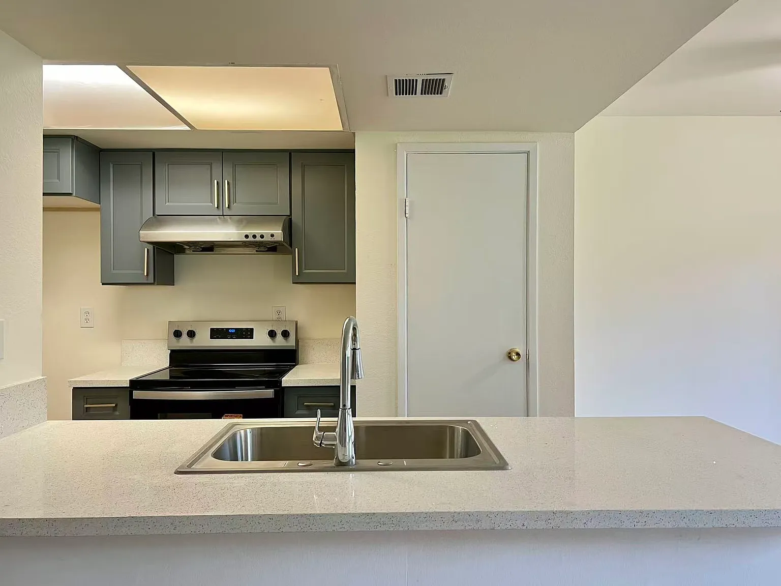 2 bed, 836 sqft, $2,299 — Photo 3