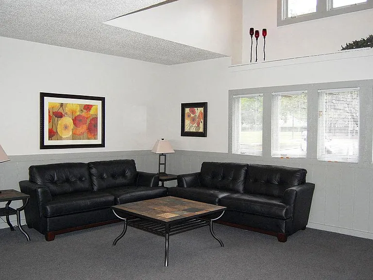 Fairlane Apartments — Photo 31