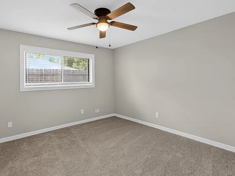 2027 Ottawa Ln — Photo 16