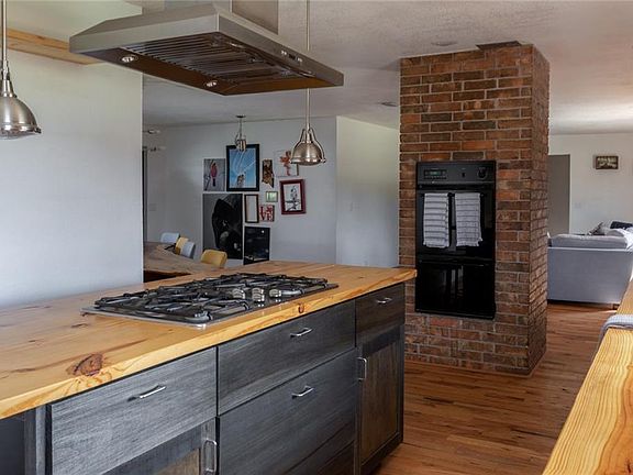 4th image of 1101 Honeysuckle Dr