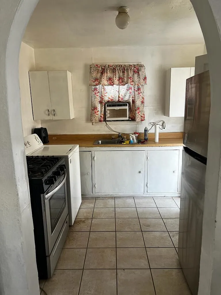 2 bed, 2.0 bath, 744 sqft, $1,200 — Photo 2