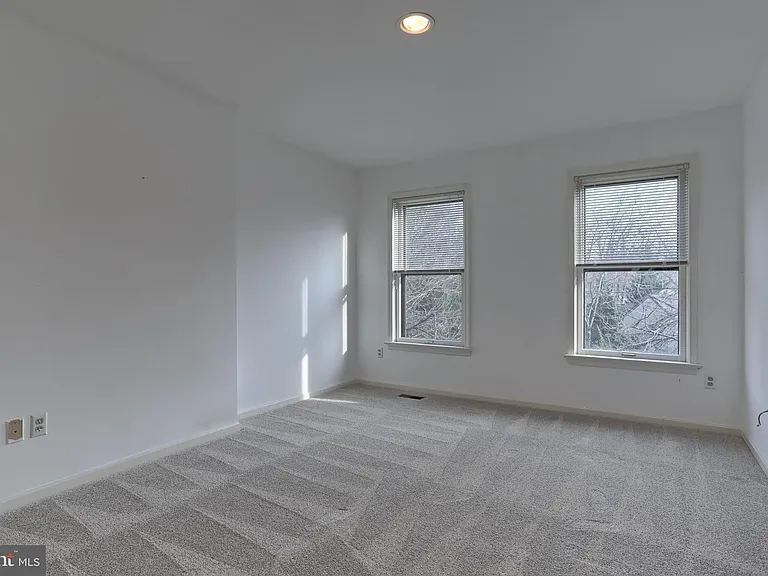 1127 Wicklow Ct — Photo 36