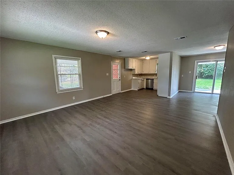 506 Seville Dr — Photo 5