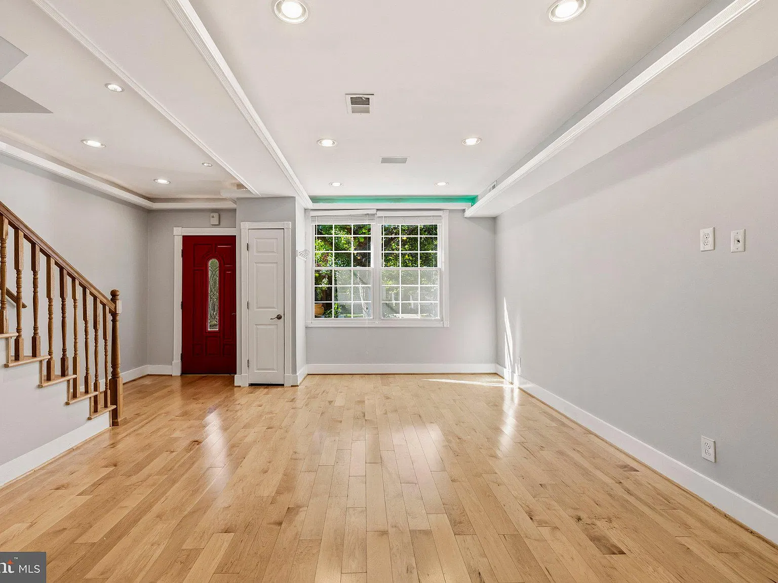 4 bed, 3.0 bath, 2055 sqft, $5,900 — Photo 2
