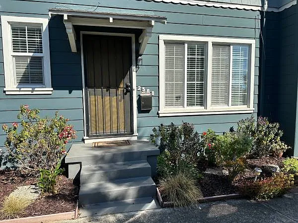 Building Photo - 2566 Montana St #2