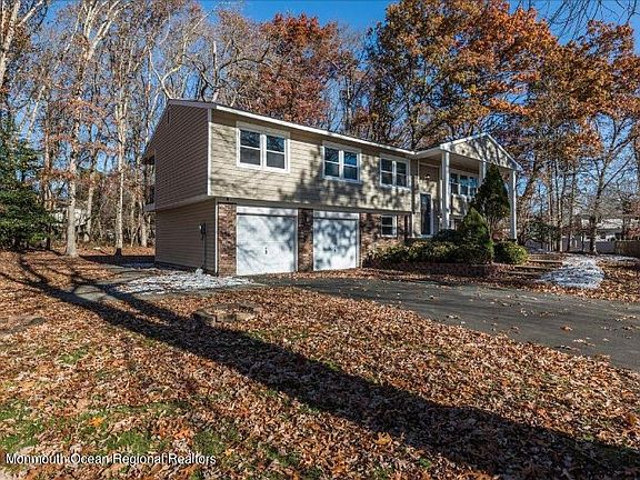 5th image of 16 Camelot Ct