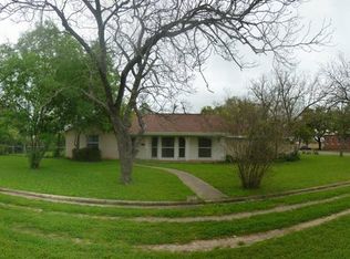 1205 E Walnut St, Seguin, TX 78155