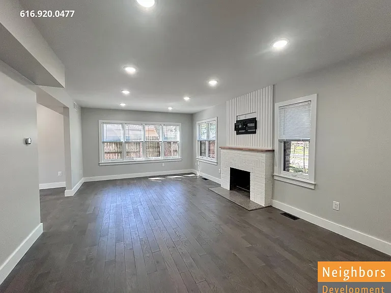 2390 Crestview Dr SW — Photo 9