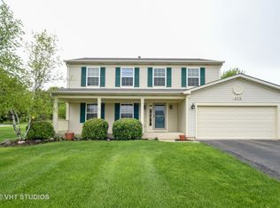 2718 Constitution Dr, Lindenhurst, IL 60046