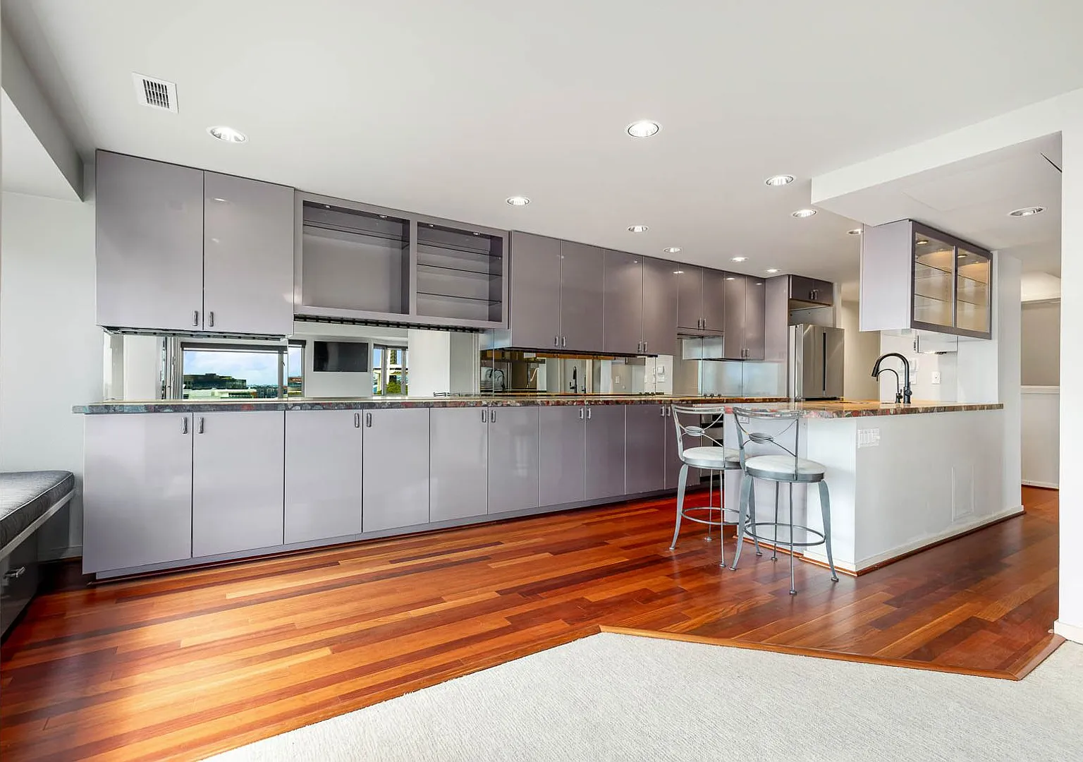 Luxury Seattle Living with Panoramic Views, Resort-Style Amenities & Concierge — Photo 4