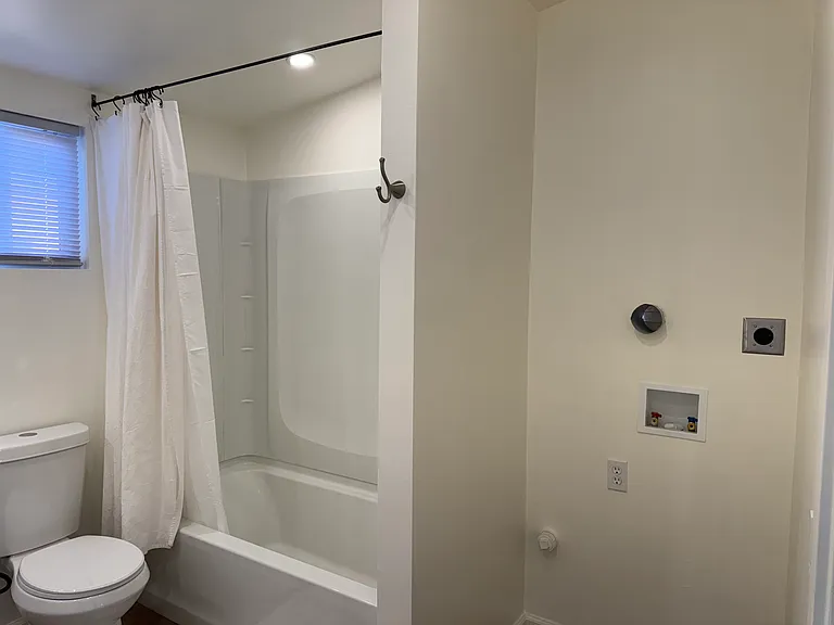 422 S Thor St — Photo 15