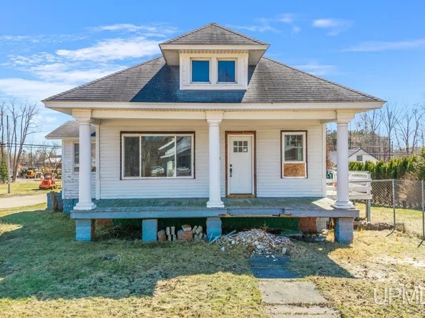 901 W B St, Iron Mountain, MI 49801